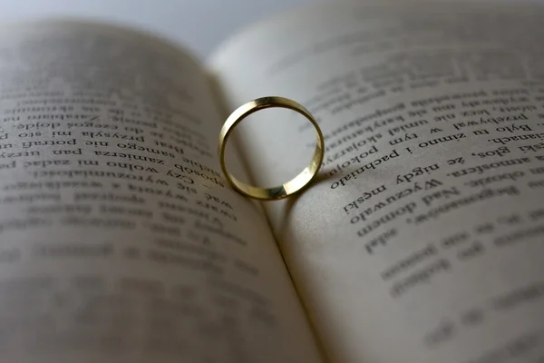 Close up de anel de casamento deitado em um livro aberto — Fotografia de Stock