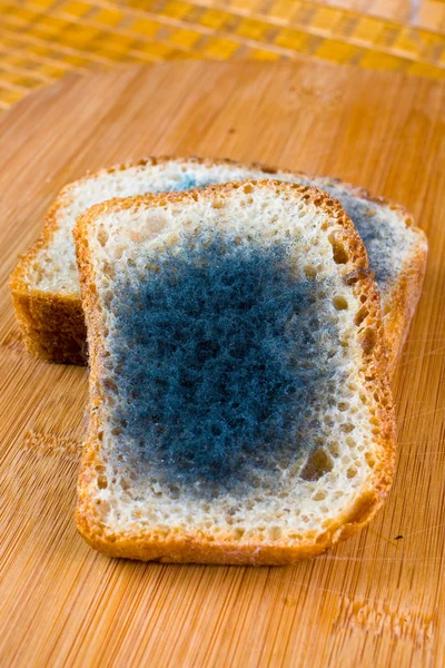 Penészes kenyér, a vágódeszka — Stock Fotó