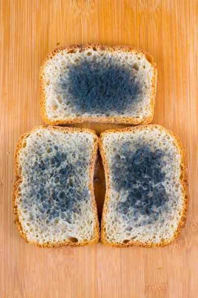 Küflü ekmek kesme tahtası — Stok fotoğraf