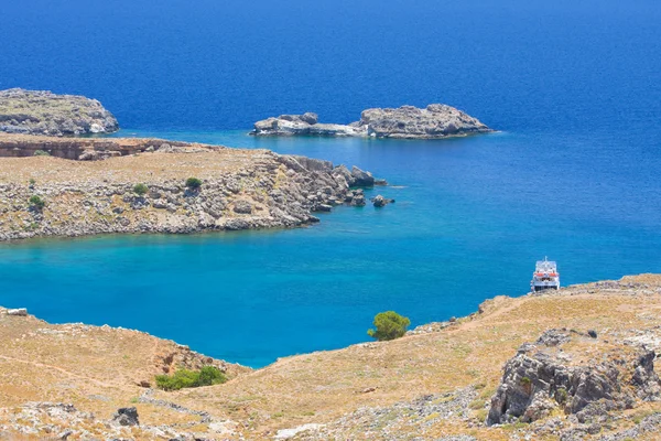 Pohled shora na hlavní pláži v lindos, Rhodos, jeden z Dódekanés ostrovů v Egejském moři, Řecko. — Stock fotografie