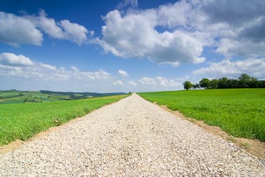 toprak yol üzerinde mavi gökyüzü