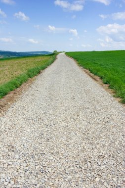 toprak yol üzerinde mavi gökyüzü