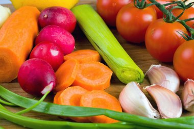 Sebze kesme tahtası üzerinde