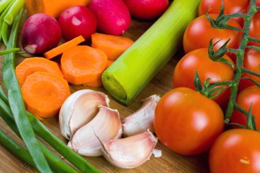 Sebze kesme tahtası üzerinde