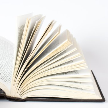 Beyaz arkaplan üzerine kitap aç