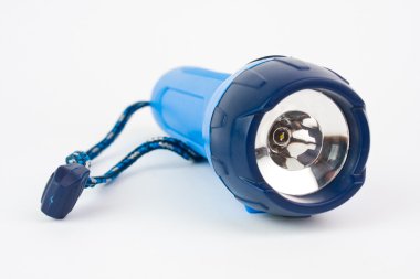 Elektrikli cep feneri beyaz arkaplanda izole edildi