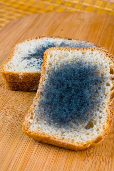 Mögligt bröd på en skärbräda — Stockfoto