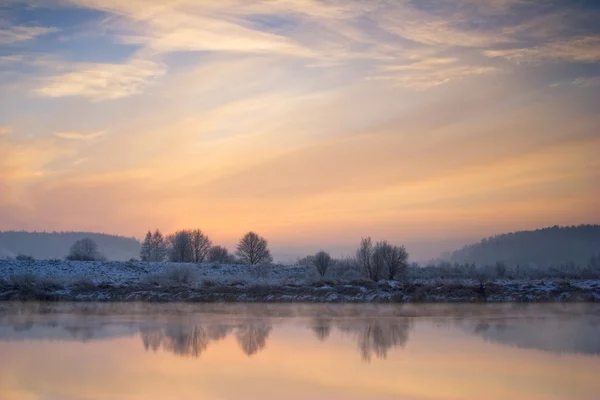 Nascer do sol de inverno sobre o rio — Fotografia de Stock
