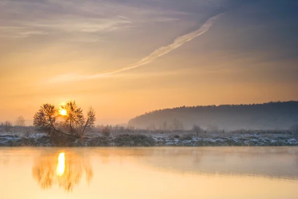 Lever de soleil d'hiver sur la rivière — Photo