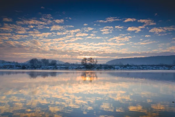 Зимовий схід над річкою — стокове фото