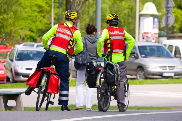 Sanitäter auf Fahrrädern in Krakau, Polen — Stockfoto