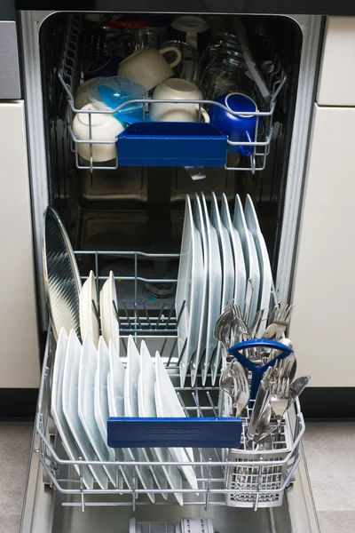 与白板和不锈钢餐具洗碗机 — 图库照片