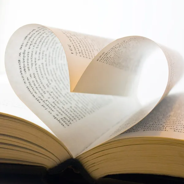 Boek met pagina 's gevouwen in een hartvorm — Stockfoto