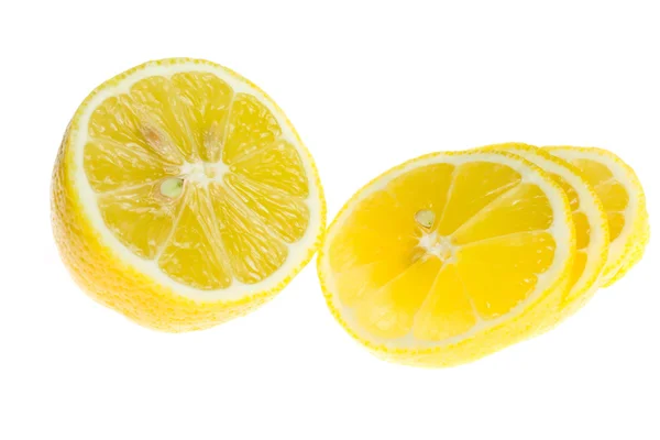Кусочек свежего лимона на белом фоне — стоковое фото