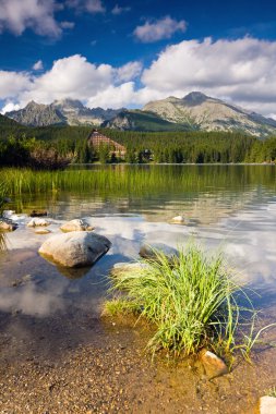 Strbske pleso, Slovakya'da gölde yüksek tatras