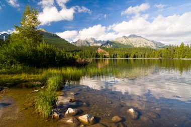 Strbske pleso, Slovakya'da gölde yüksek tatras