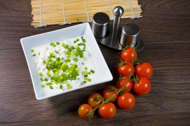 taze peynir ve chives ile kase