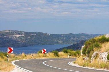 Deniz kenarındaki güzel yakın boş yol