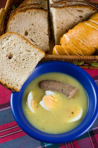 Bortsch blanc poli traditionnel aux œufs et saucisses — Photo
