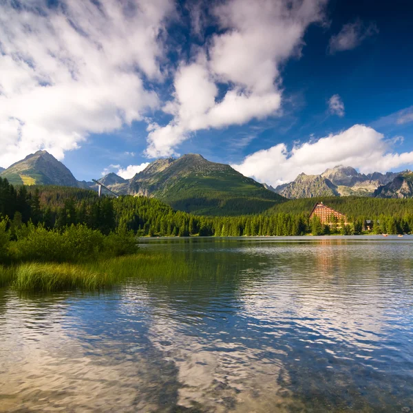 Strbske Pleso, lago en Eslovaquia en High Tatras — Foto de Stock