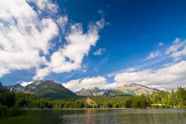 Szczyrbskie Jezioro, jezioro w Słowacji w Tatrach — Zdjęcie stockowe