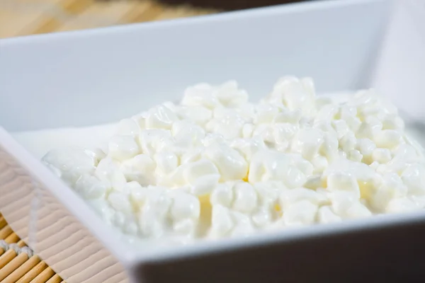 Bowl with fresh cottage cheese and chives — Stock Photo, Image