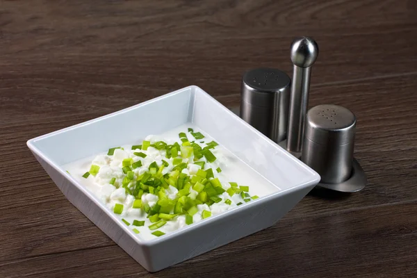 Bowl with fresh cottage cheese and chives — Stock Photo, Image