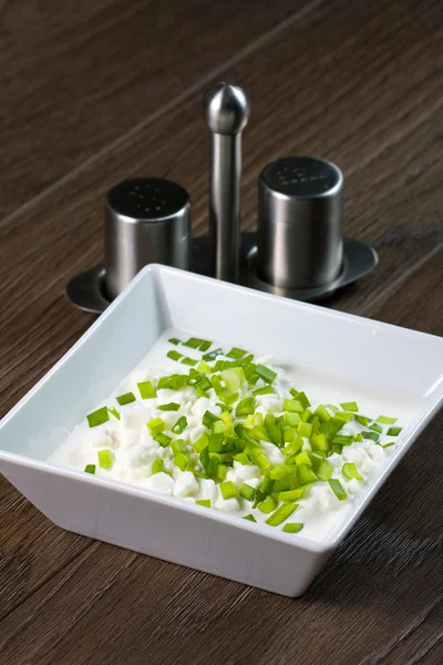 Bowl with fresh cottage cheese and chives — Stock Photo, Image