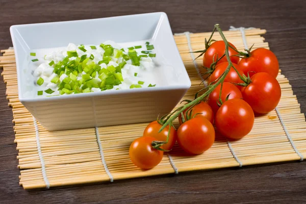 Schüssel mit frischem Quark und Schnittlauch — Stockfoto