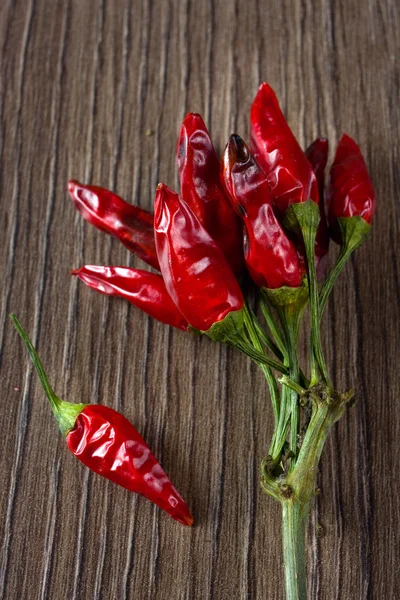 Czerwona papryka chili na drewnianej desce — Zdjęcie stockowe