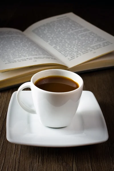 Kaffee und Buch — Stockfoto