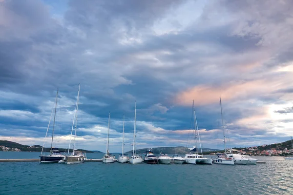 Paysage côtier et marina, Croatie — Photo