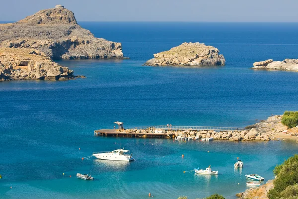Vista dall'alto della spiaggia principale di Lindos, Rodi, una delle isole del Dodecaneso nel Mar Egeo, Grecia . — Foto Stock