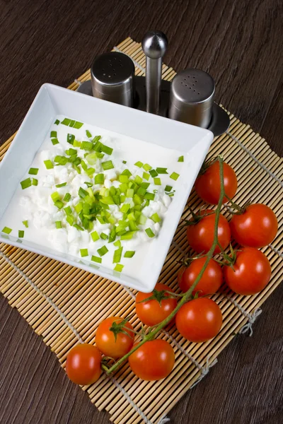 Bowl with fresh cottage cheese and chives — Stock Photo, Image