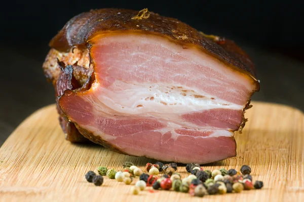 Porc emballé au bacon avec du poivre — Photo