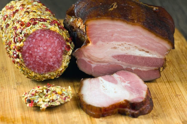 Bacon e salame em uma mesa velha — Fotografia de Stock