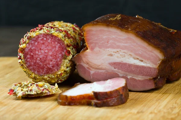 Bacon e salame em uma mesa velha — Fotografia de Stock