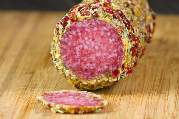 Salame na mesa de madeira — Fotografia de Stock