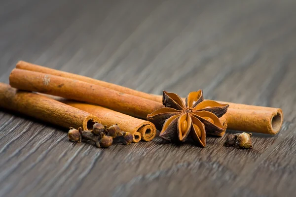 Canela, cravo e anis — Fotografia de Stock