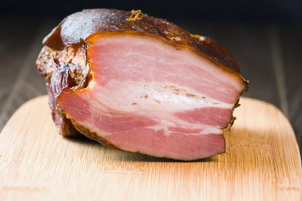 Porc emballé au bacon avec du poivre — Photo