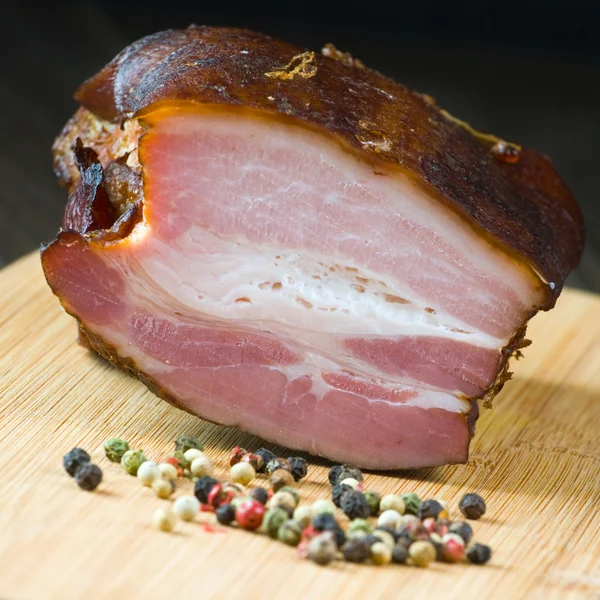 Porc emballé au bacon avec du poivre — Photo