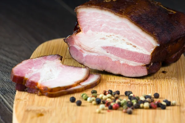 Porc emballé au bacon avec du poivre — Photo