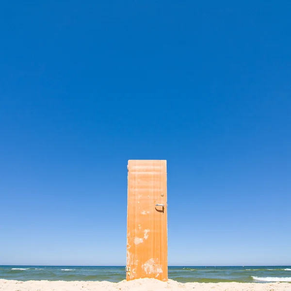 Open door to beach and blue sea — Stock Photo, Image