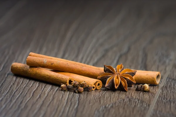 Canela, cravo e anis — Fotografia de Stock