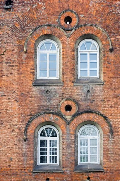白い窓の古いれんが造りの壁 — ストック写真
