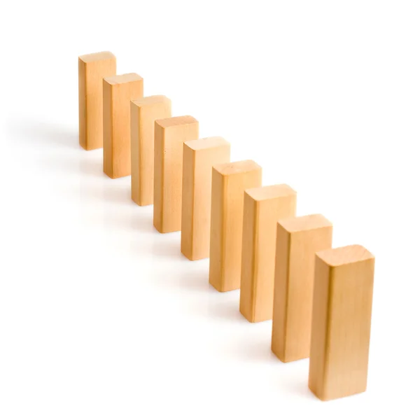 Efecto dominó - fila de dominós blancos sobre fondo blanco — Foto de Stock