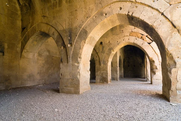 Plusieurs arches et colonnes dans la caravane sur la route de la soie, Turquie — Photo