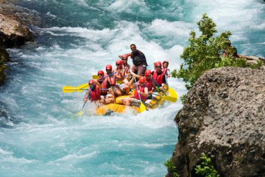 Yeşil Kanyon, Türkiye - 10 Temmuz: kimliği belirsiz kişiler 10 Temmuz 2009 tarihinde Türkiye'de manavgat Nehri'nde rafting whitewater bir günün keyfini çıkarın.