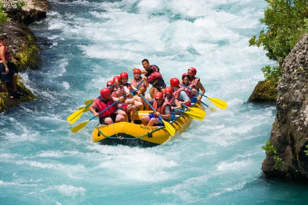 Grüne Schlucht, Türkei - 10. Juli: Unbekannte genießen einen Tag Wildwasser-Rafting am 10. Juli 2009 auf dem Fluss Manavgat in der Türkei. — Stockfoto