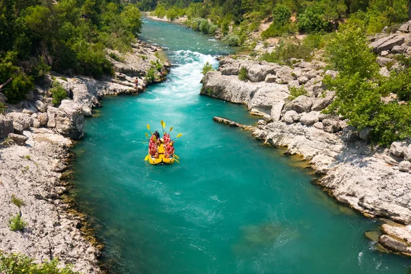 Groen canyon, Turkije - 10 juli: niet-geïdentificeerde personen genieten van een dag van whitewater rafting op 10 juli 2009 op de manavgat rivier in Turkije. — Stockfoto